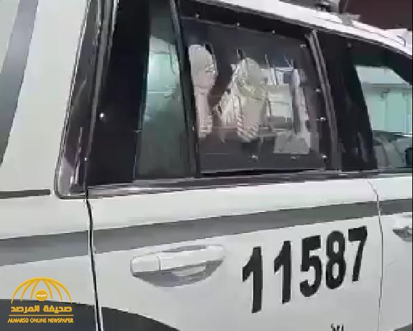 شاهد: امرأة في حالة جنونية تحطم زجاج دورية أمنية بعد القبض عليها مع شاب بالكويت