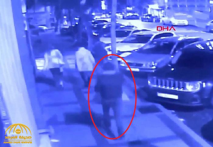 شاهد: مواطن تركي يهاجم 3 سياح روس في إسطنبول ليلًا.. ويستفرد بالمرأة التي كانت معهم