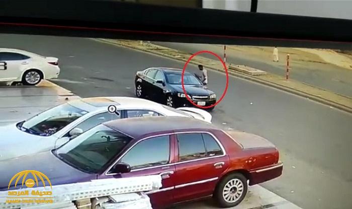 شاهد: لحظة سرقة سيارة في "وضع التشغيل" اليوم الخميس بحي الروابي بجدة