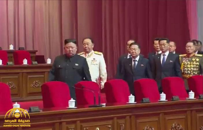 شاهد.. ردة فعل أعضاء الحزب الحاكم في كوريا الشمالية بعد دخول زعيمهم "كيم جونغ أون" لقاعة المؤتمر