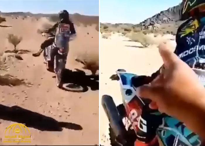 مجموعة من متسابقي الدراجات النارية بـ"رالي داكار" تفقد طريقها وسط الصحراء.. شاهد ردة فعل مواطن قابلهم بالصدفة!
