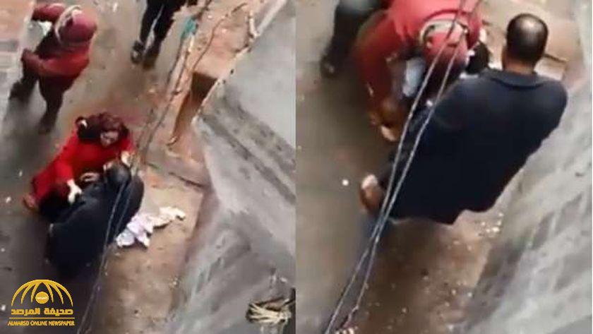 شاهد: مصري في حالة غير طبيعية يجرد رضيعة من ملابسها في الشارع ويهدد بحرقها