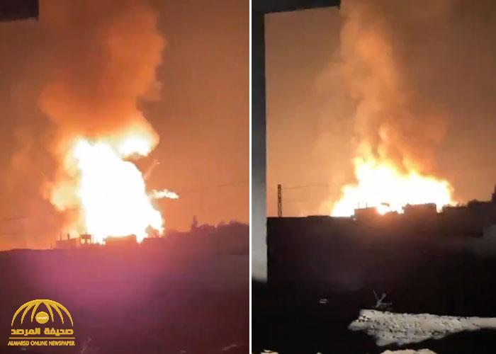 ألسنة النار تصاعدت إلى السماء.. شاهد: انفجارات غامضة تضرب مستودعات "حزب الله" في بلدة لبنانية