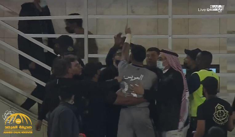 شاهد : حارس الأهلي "محمد العويس" يتهجم على أحد الأشخاص بعد نهاية المباراة