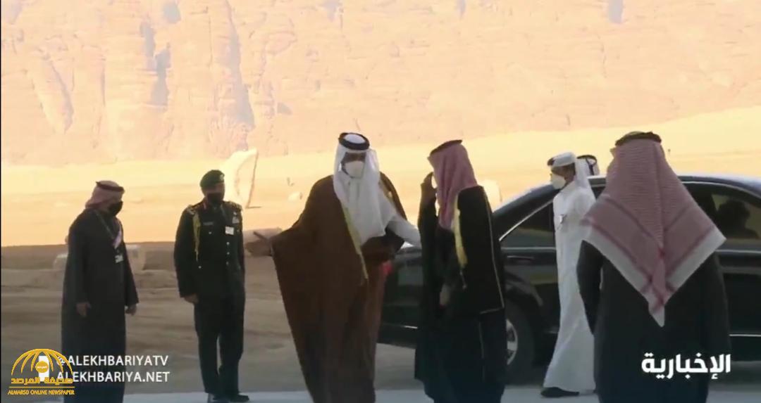 بالفيديو.. لحظة وصول أمير ‎قطر  إلى ‎قاعة مرايا لبدء انعقاد القمة الخليجية