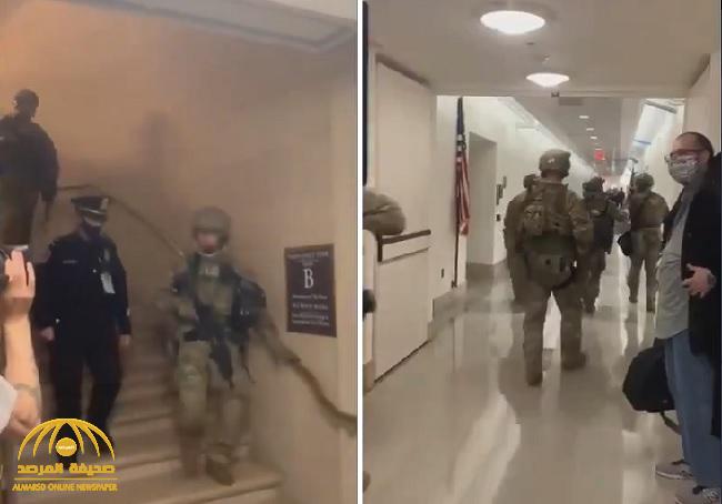 تطور لافت.. شاهد: لحظة دخول قوات الحرس الوطني الأمريكي  إلى الكونجرس لتأمينه والتصدي لأنصار "ترامب"!