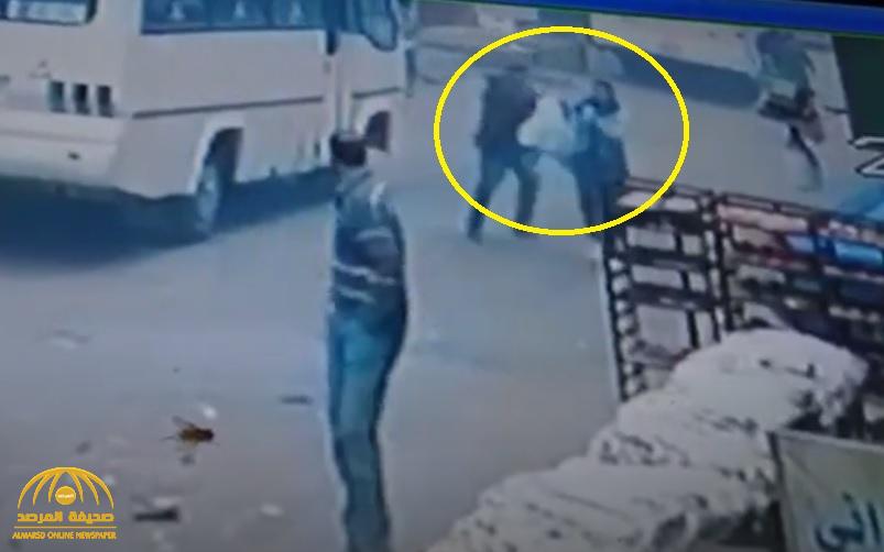 شاهد .. فيديو جديد للسائق المصري وهو يطارد زوجته في الشارع ويقتلها أمام المارة