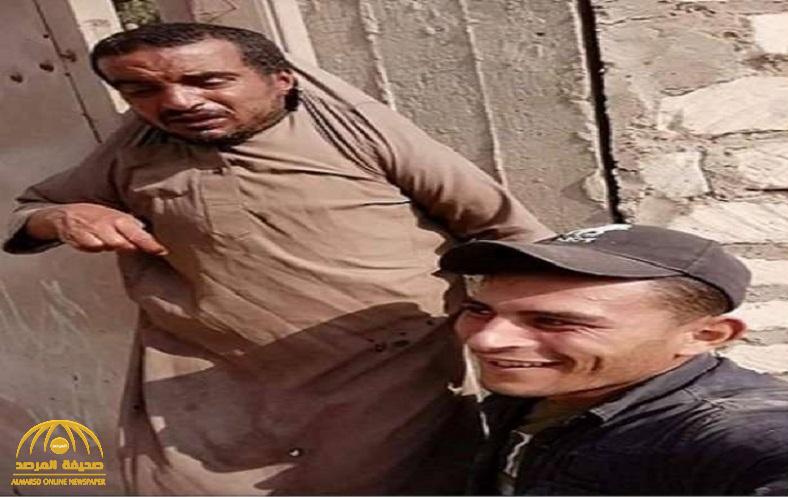 مصر .. شاهد : شابان يعلقان رجل على حائط ويعتديان عليه بالضرب .. والسبب مفاجأة !