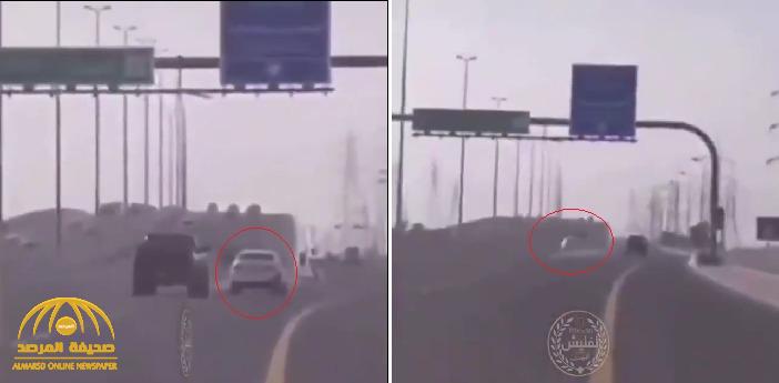شاهد: شاب يقود "وانيت" يطارد مركبة فتاة على طريق سريع بالكويت.. وعند أحد المخارج كانت المفاجأة!