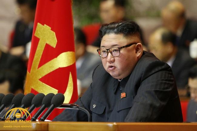 شاهد .. زعيم كوريا الشمالية يفاجئ شعبه بزي عسكري وبجانبه سلاح رشاش