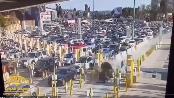 شاهد: سيارة بسرعة جنونية تخترق الصفوف وتحطم الحاجز الحدودي بين المكسيك وأمريكا