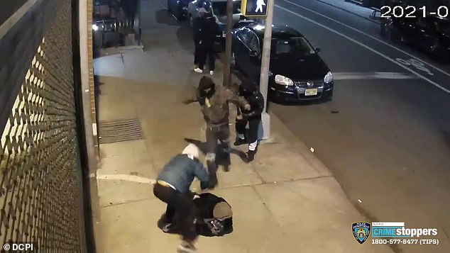 شاهد:  الاعتداء على  فتاة  وسحبها  على الأرض  في "مانهاتن" بأمريكا