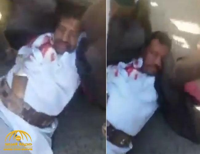 شاهد .. حوثي يقتل تاجر يمني أمام الناس في السوق بعد رفضه دفع "الخُمس"