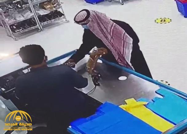 "وضع 100 ريال في جيبه وطالبه بالباقي".. شاهد: كيف خدع لص " الكاشير " بمتجر بحي لبن في الرياض