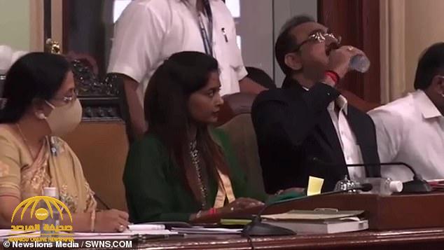 شاهد.. مسؤول هندي يشرب "معقم اليدين" أمام عدسات الكاميرات خلال اجتماع حكومي!