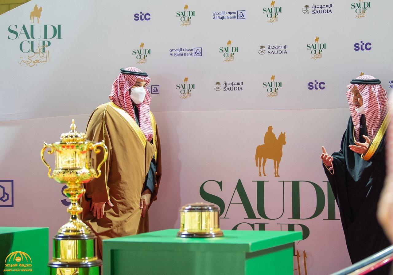 شاهد.. "ولي العهد" يتوج الأمير عبدالرحمن الفيصل الفائز بكأس السعودية العالمي للخيل