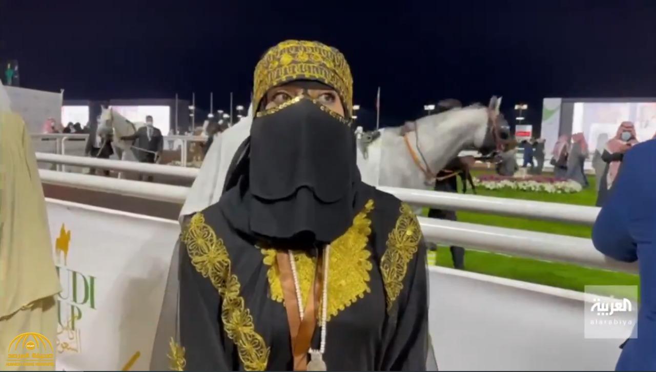 شاهد.. ردة فعل مفاجئة للأجانب في فعاليات "كأس السعودية العالمي للخيل" تجاه مواطنة ترتدي "الثوب المقصب"