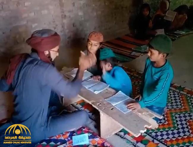 شاهد: معلم دين أفغاني يعتدي على 3 أطفال بطريقة وحشية داخل حلقة تحفيظ قرآن