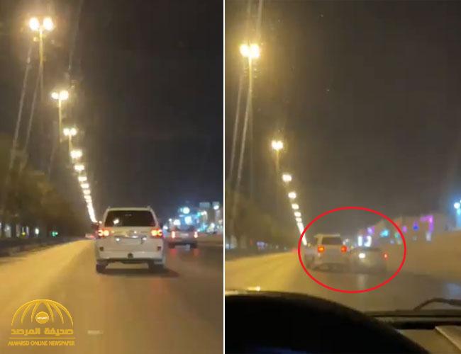 شاهد .. قائد مركبة يصدم سيارة متعمدًا على طريق عام في الرياض ويلوذ بالفرار