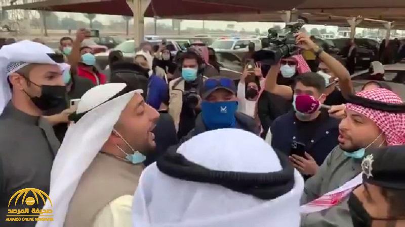 شاهد .. كويتيون غاضبون أمام مجلس الأمة الكويتي يطالبون بإلغاء قرار الإغلاق