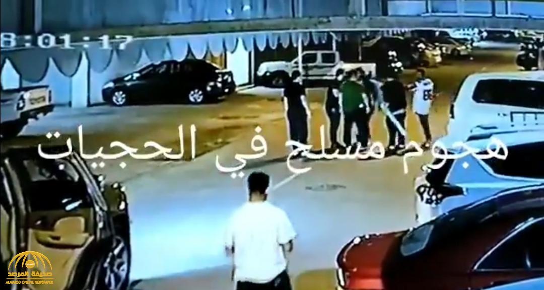 شاهد: شجار عنيف بالعصا ومحاولة دهس في مشاجرة لشبان وبينهم امرأة في البحرين