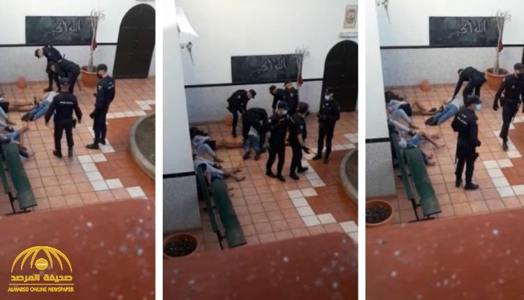 شاهد .. فيديو مسرب  لاعتداء الشرطة الأسبانية على مهاجرين مغاربة داخل مسجد