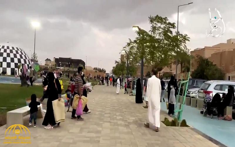 شاهد.. لحظة إخلاء الجهات الأمنية لحديقة في الرياض من المواطنين والمقيمين