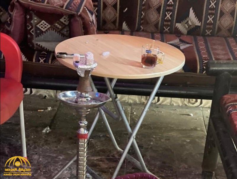 شاهد: مداهمة مقهى مخالف يقدم الشيشة في جدة .. ومفاجأة أثناء عملية الضبط!