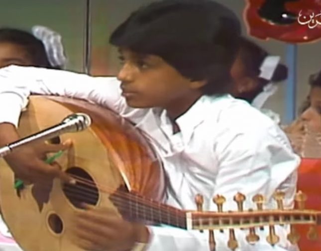 شاهد.. أول ظهور تلفزيوني لـ”راشد الماجد” عام 1984 وهو يعزف العود في برنامج أطفال بالتلفزيون البحريني