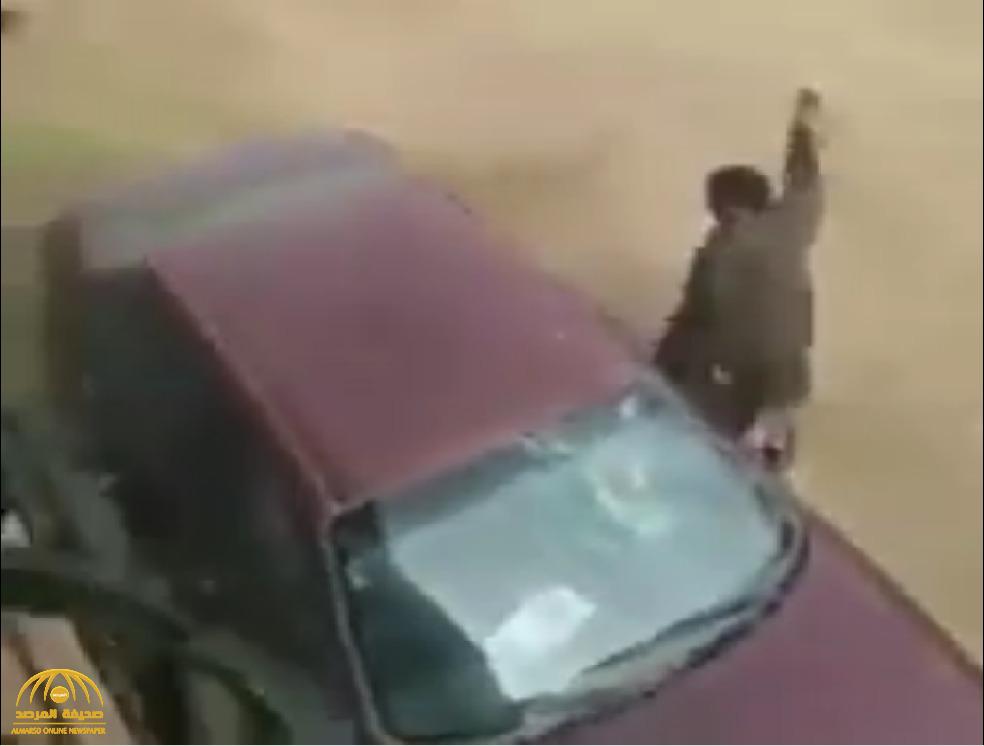 شاهد: مصري غاضب يحطم سيارة طبيب بحجر  بسبب زوجته!