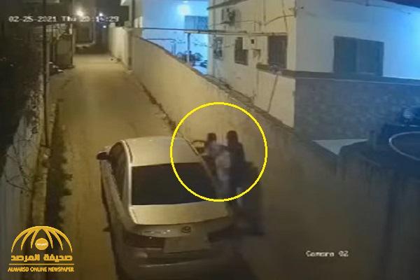 بالفيديو: مجهولون يحاولون اختطاف فتاة ووضعها في سيارة .. شاهد ردة فعلها!