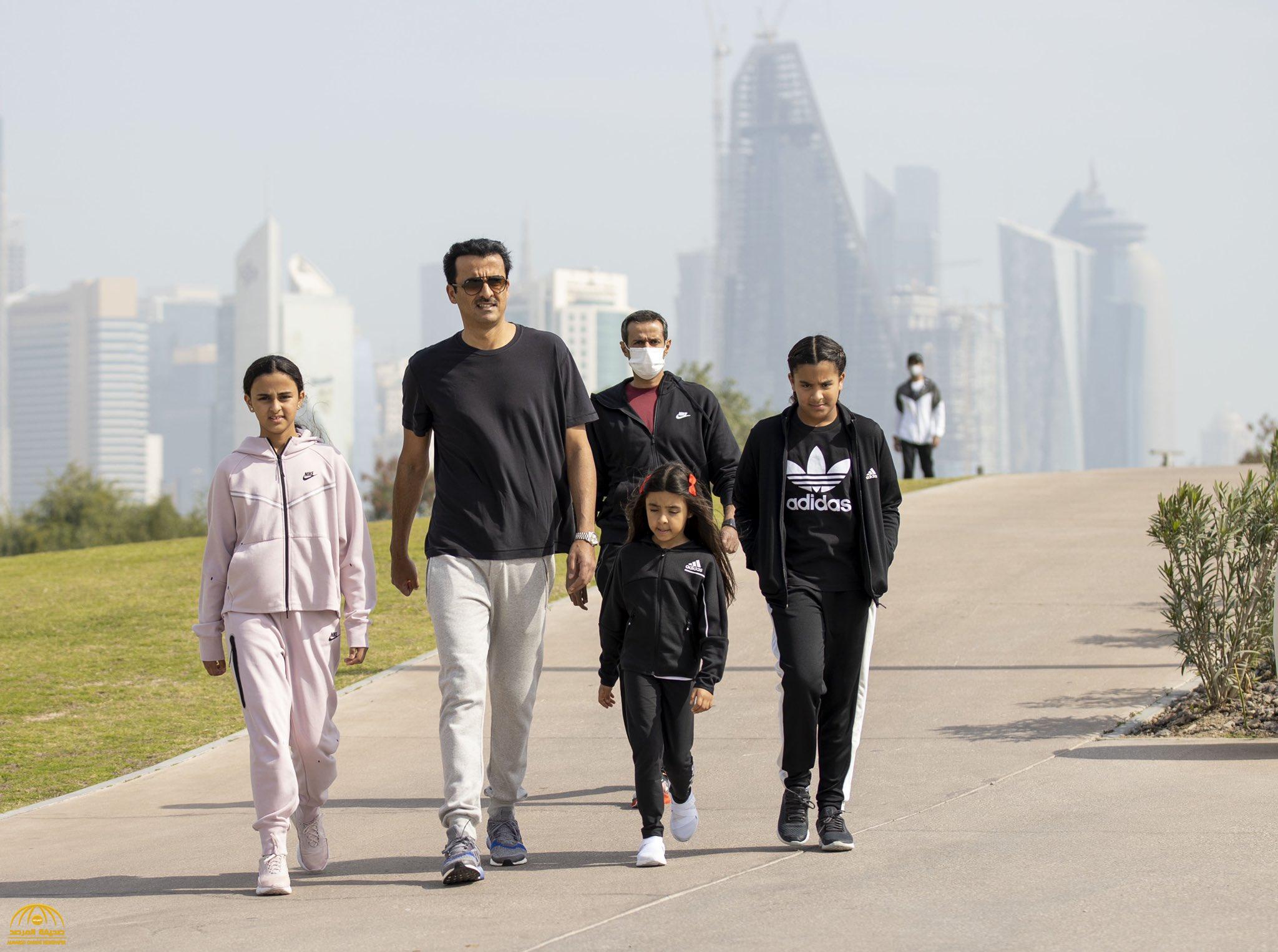 شاهد.. أمير قطر يمارس الرياضة برفقة بناته في شوارع الدوحة