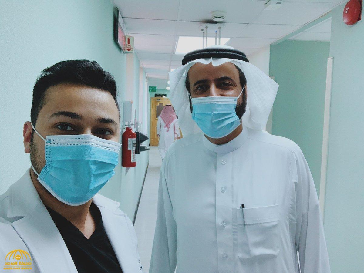 طبيب سعودي  يصادف فجأة وزير الصحة بمفرده بين ممرات المستشفى التي يعمل بها .. ويلتقط  سلفي معه ويكشف عن السبب