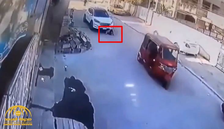 شاهد: سيارة تمر فوق جسد طفل في مصر.. ومفاجأة بشأن مصيره!