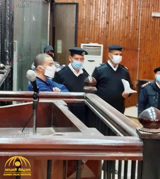 مصر.. شاهد أول ظهور لـ "سفاح الجيزة" المتهم بقتل زوجته و3 آخرين داخل قاعة المحكمة !