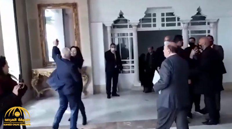شاهد.. نائب تونسي يعتدي بالضرب على زميلته ويحطم هاتفها