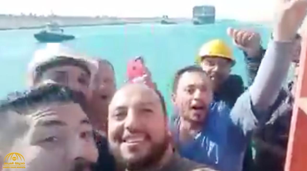 شاهد: فرحة عمال القاطرات المصرية بعد تعويم السفينة الجانحة بقناة السويس