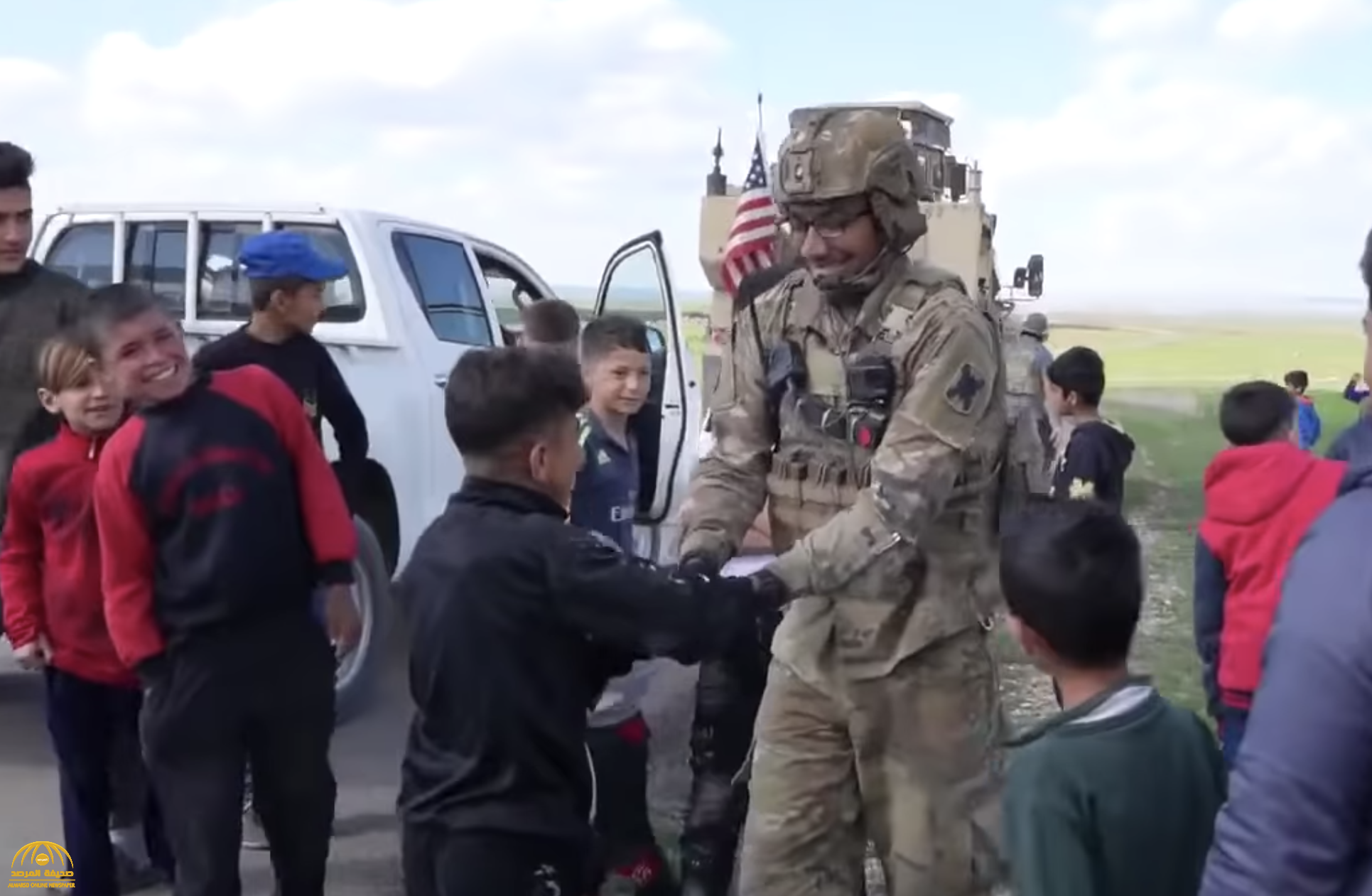 شاهد .. عناصر من القوات الأمريكية  يمازحون أطفال الحسكة السورية
