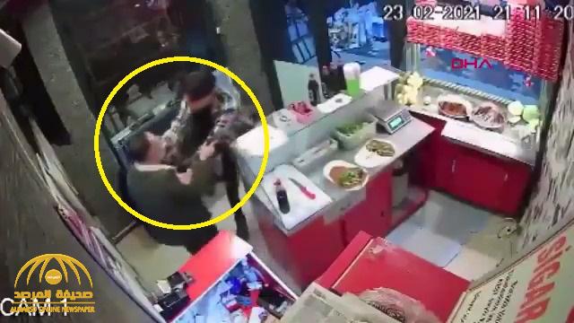 شاهد: تركي يعتدي على عامل مطعم بالضرب .. والسبب مفاجأة!