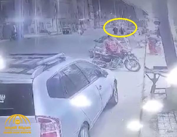 حادث مروع ... شاهد: سيارة مسرعة تدهس امرأتين في مصر