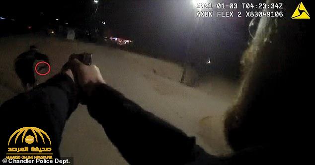 شاهد: ضابط "أمريكي" يطلق النار على شاب لسبب غريب.. والأخير يردد:" لا أريد أن أموت"!