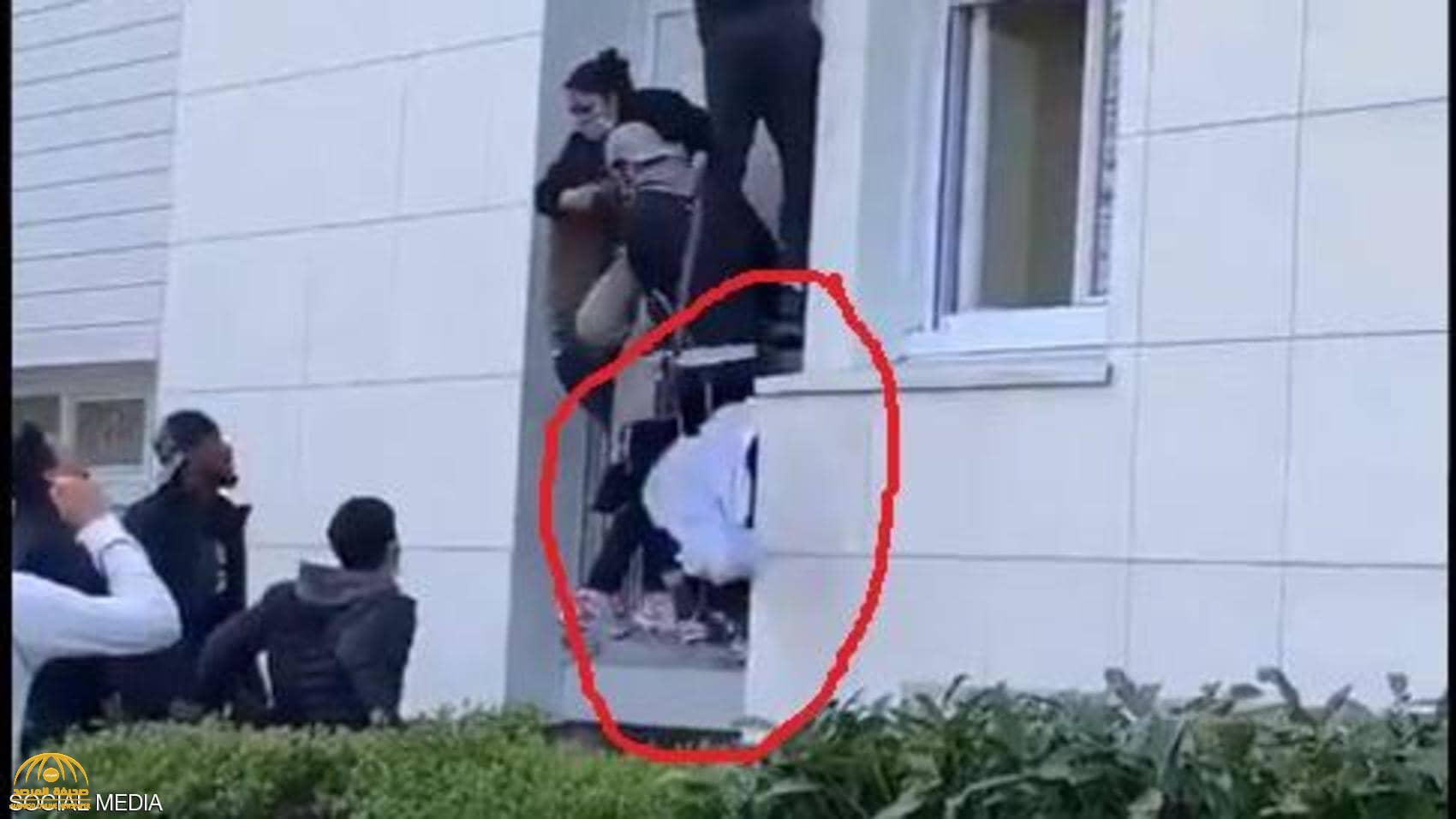شاهد: إلقاء طفل رضيع  من نافذة  شقة محترقة