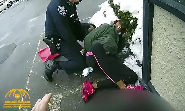 شاهد: ضابط أمريكي يعتدي على امرأة "سوداء" ويرشها برذاذ الفلفل وهي تحمل طفلتها