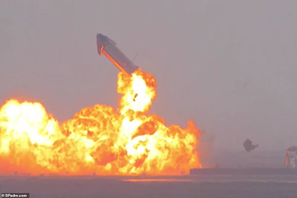 شاهد لحظة انفجار مركبة فضائية تابعة لشركة "إيلون ماسك" بعد دقائق من إقلاعها
