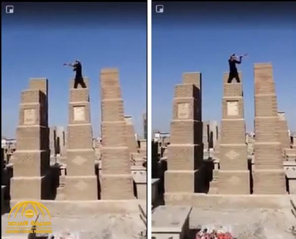 شاهد: عراقي مخمور في مقبرة النجف يحمل بوق وينادي الموتى للنهوض من أجل يوم القيامة