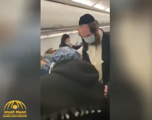 بالفيديو: طرد عائلة يهودية من طائرة أمريكية .. لسبب عجيب!