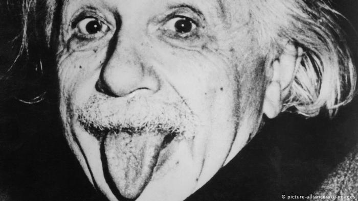 سر الصورة الشهيرة لـ "آينشتاين" وهو يخرج لسانه