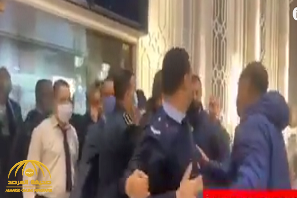 شاهد: نائبان في تونس يعتديان على موظفين داخل مطار قرطاج
