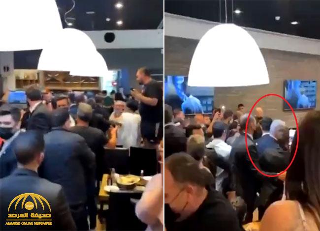 شاهد ..  لحظة مغادرة "نتنياهو" لأحد المطاعم مسرعًا بعد الإعلان عن إطلاق صاروخ باتجاه إسرائيل