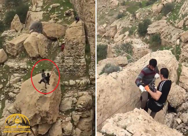 شاهد: سقوط مفاجئ لشابين على صخرة ضخمة أثناء ممارستهما هواية تسلق الجبال